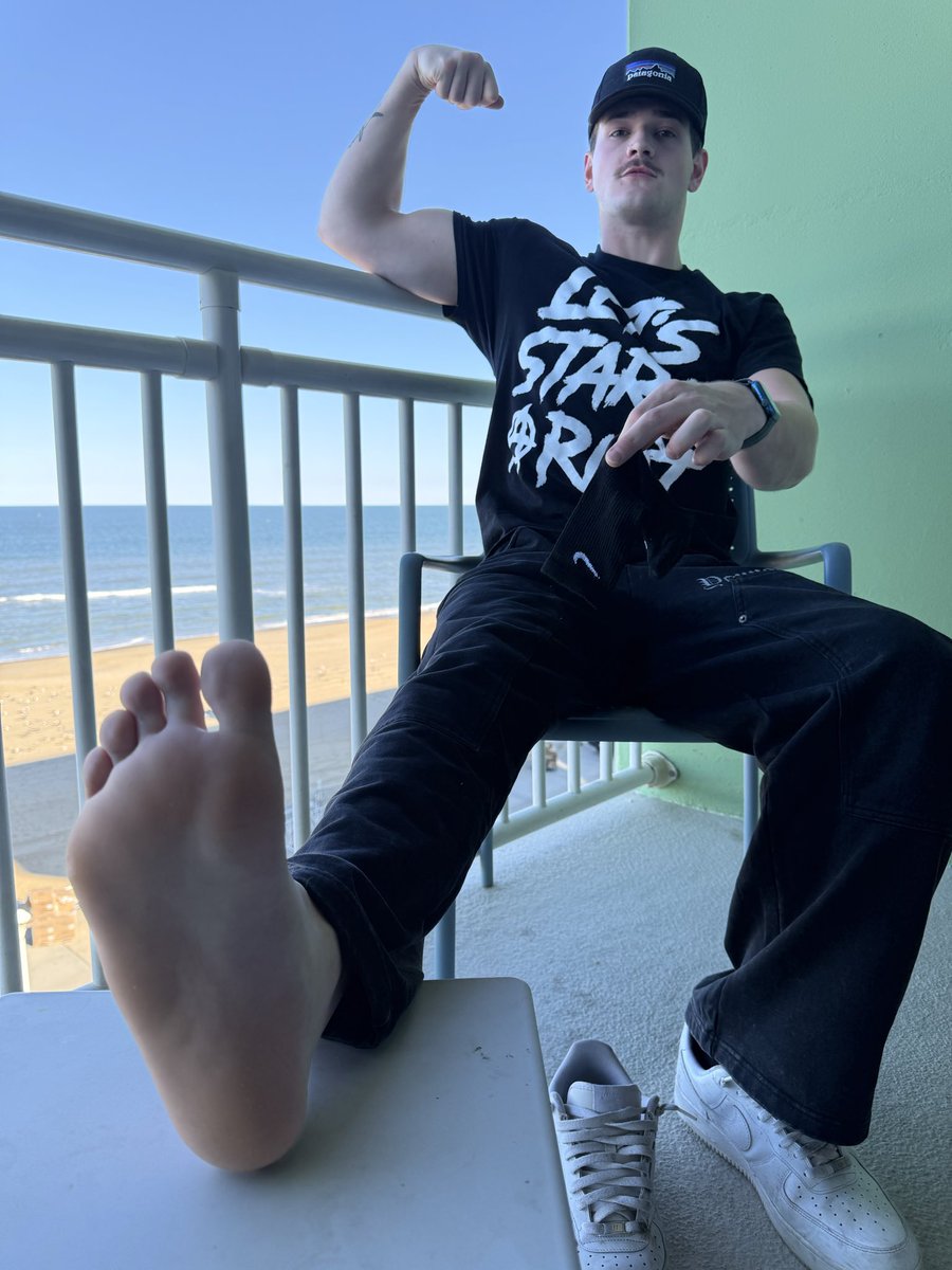 findomfan420's tweet image. Wouldn’t your money look better at his feet than on that meal you were planning on having with your loser boyfriend? Get to it boys. 😏

@Lsav762 

🏆 #GoatsFindomMasterOTD 👑
#findom #alpha