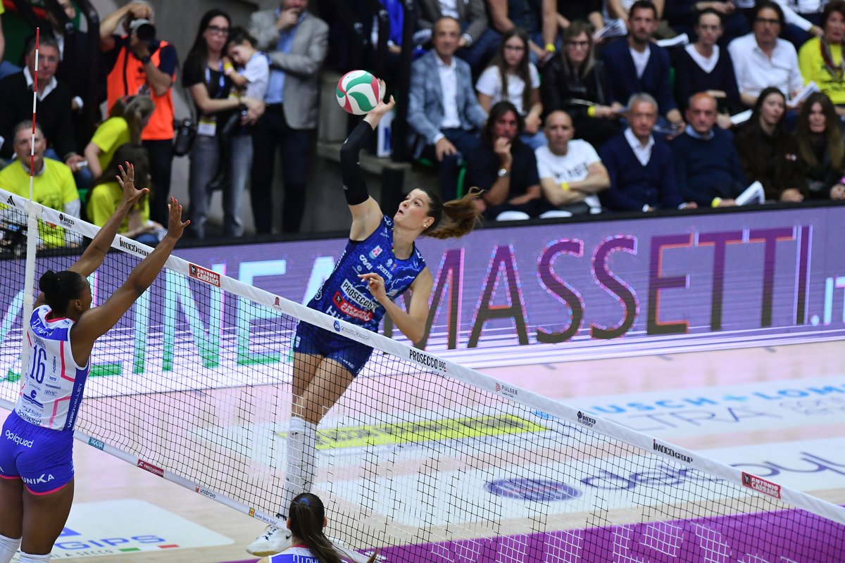 ImocoVolley's tweet image. 3° set - Gara 3 - Finale Scudetto Serie A1 LVF Tigotà

𝗣𝗿𝗼𝘀𝗲𝗰𝗰𝗼 𝗗𝗼𝗰 𝗔. 𝗖𝗮𝗿𝗿𝗮𝗿𝗼 1
Numia Vero Volley Milano 2

(20-25 | 25-20 | 28-30 | 00-00)

#ImocoVolley #Gameday #proseccodoc #AntonioCarraro 

📸: Gregolin

Sponsor Day | @eclisse &amp;amp; @newgips_sistemiasecco