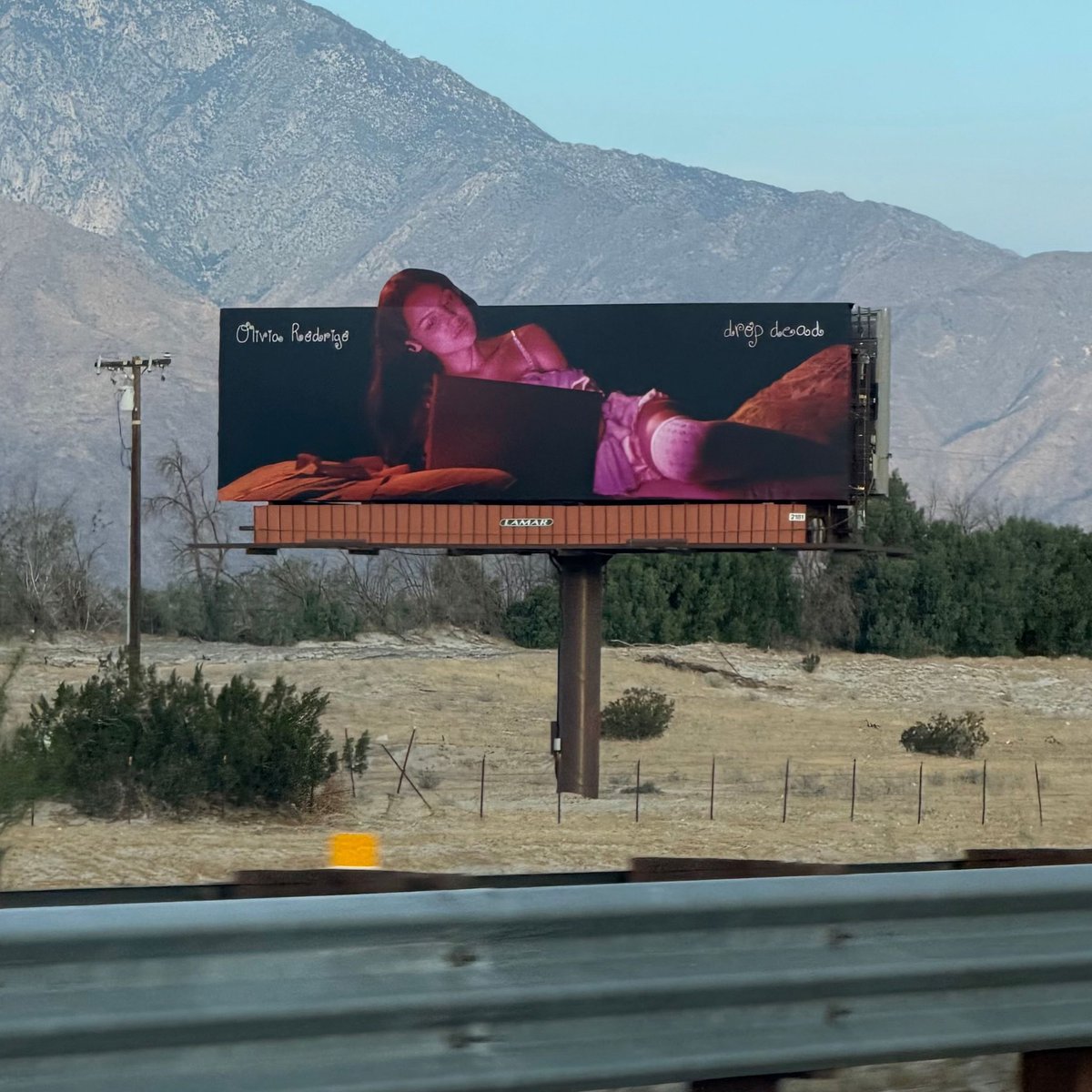 LIVIES_ID's tweet photo. WOW!!!

Billboard Olivia Rodrigo terlihat di Coachella 👀🔥 https://t.co/cVgZJv4R7Q