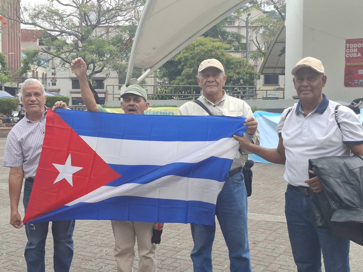 PoderPopularhn's tweet photo. 🇭🇳🇨🇺 Jornada Hondureña: Todos con #Cuba

✊🏻  ¡Viva la amistad y la solidaridad entre los pueblos!
#CubaNoEstáSola #TodosConCuba #TumbaElBloqueo Cancillería de Cuba Siempre con Cuba https://t.co/cWZCK8zphB
