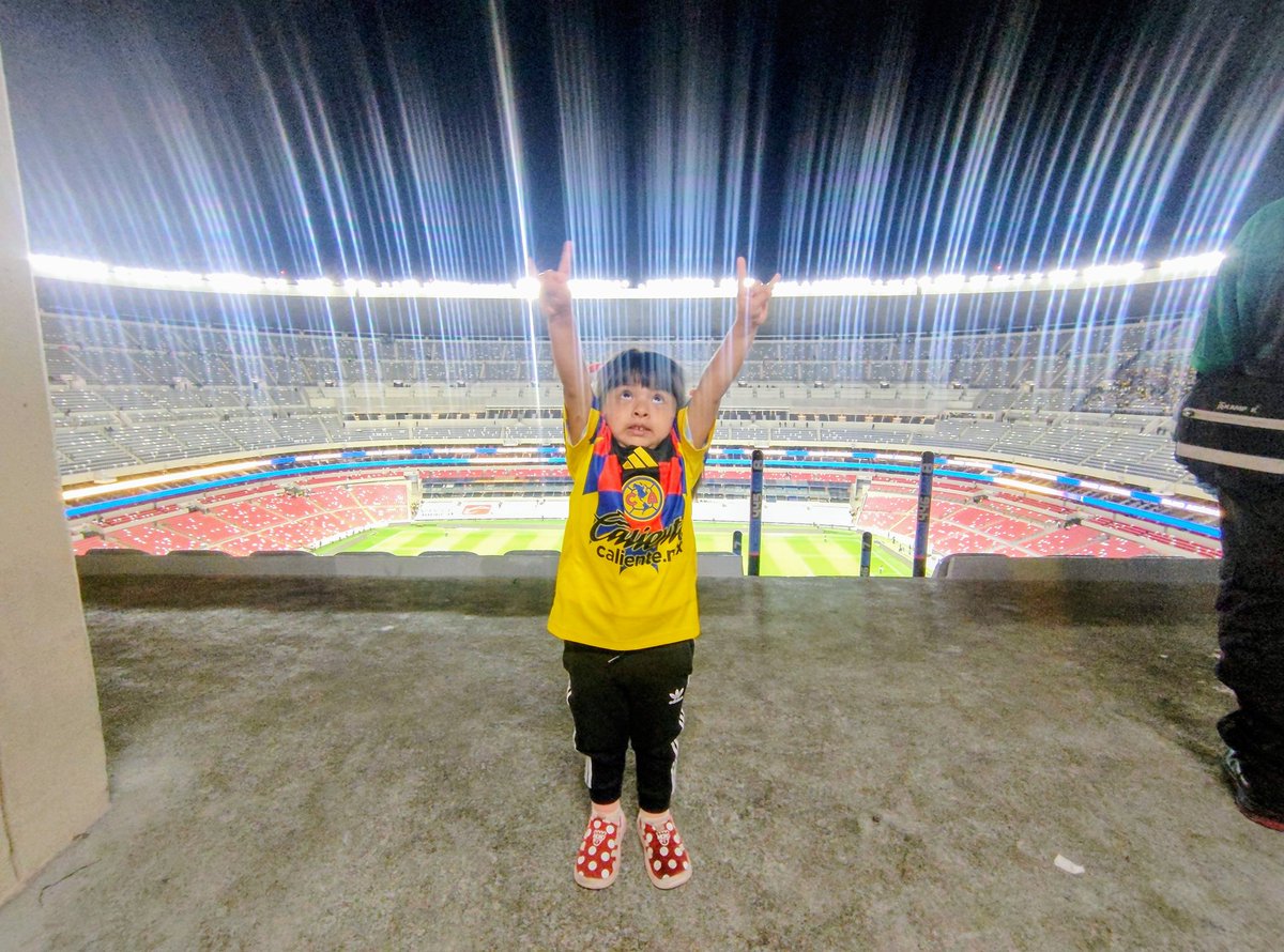 FelipeDiCi's tweet photo. @ClubAmerica la más fan, celebrando la victoria de ayer. https://t.co/0DHO1HKcQg