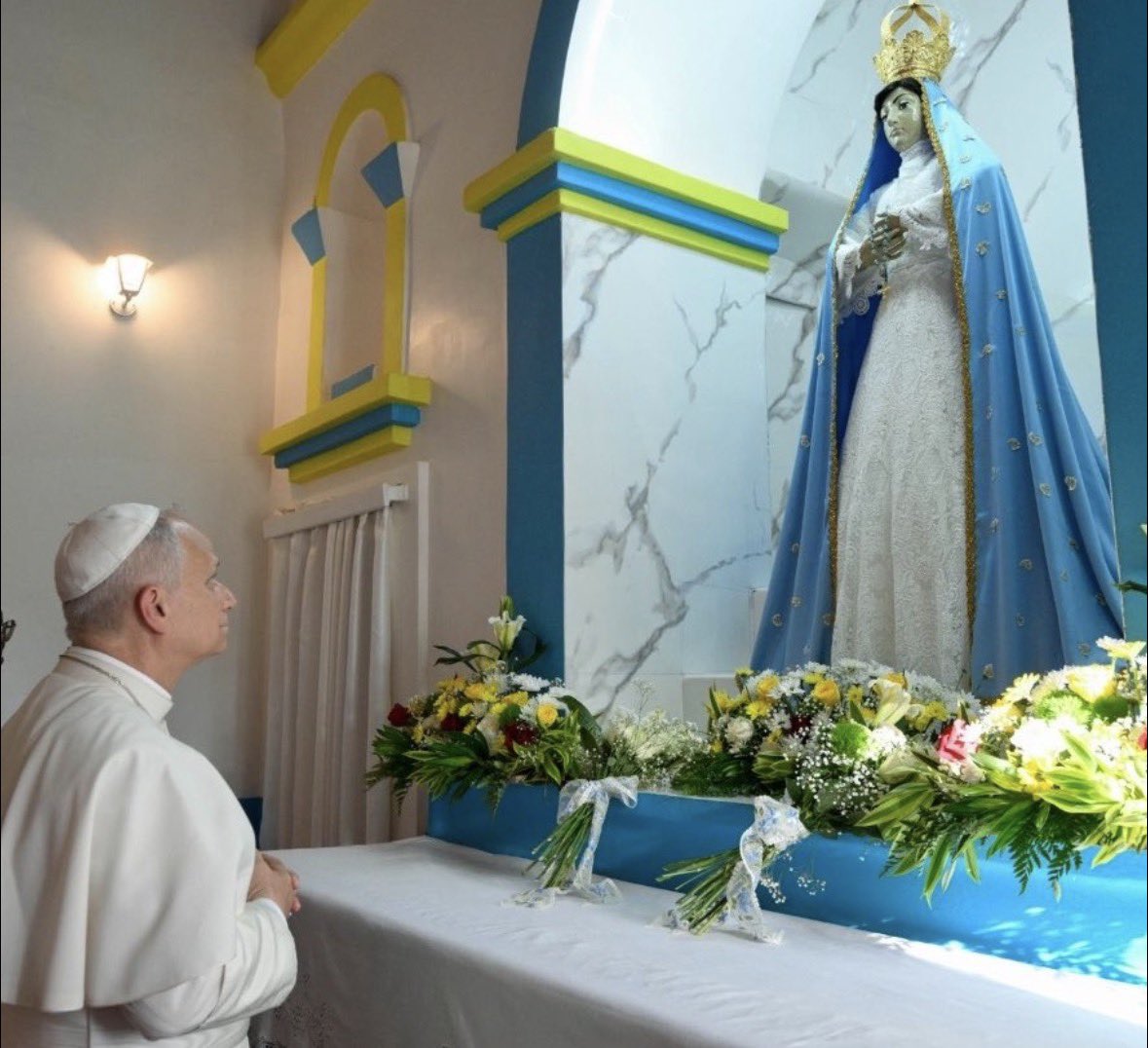 El #Papa rezando ante “Mama Muxima”

#ElPapaenAngola