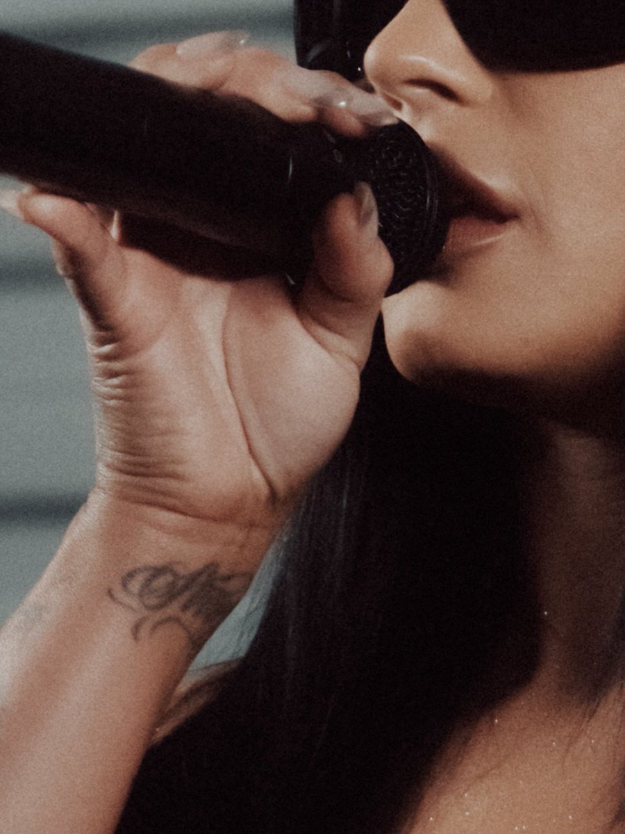 archivefordemi's tweet photo. popstar. https://t.co/q7gmgwAd2I