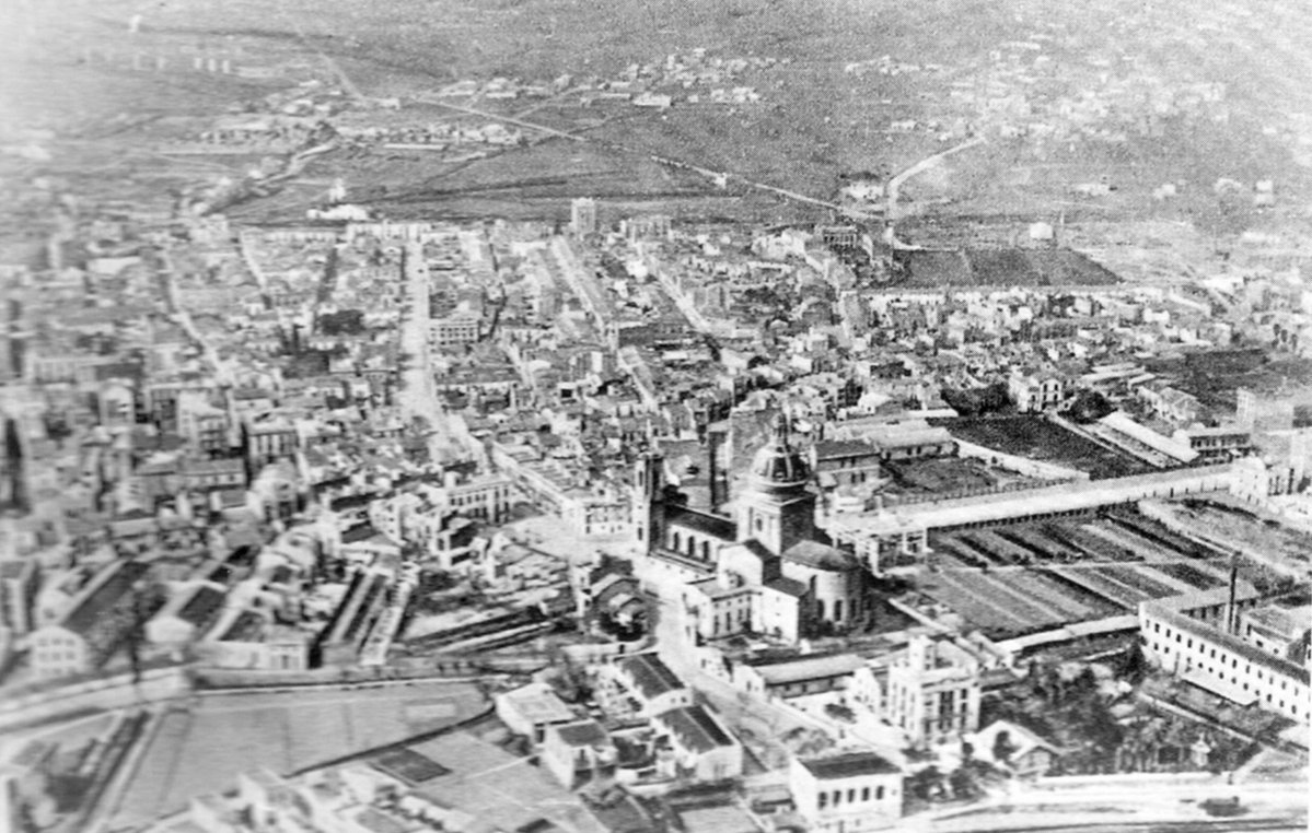 ⚽️ La <a href="/uesantandreu/">Unió Esportiva Sant Andreu</a> acaba de certificar su ascenso a <a href="/Primera_RFEF/">Primera Federación Versus e-Learning</a>. El histórico club "quadribarrat" está asentado en el barrio obrero de Sant Andreu de Palomar. Situado al este de Barcelona, la zona fue un destino de inmigración para muchas familias murcianas en el siglo XX.