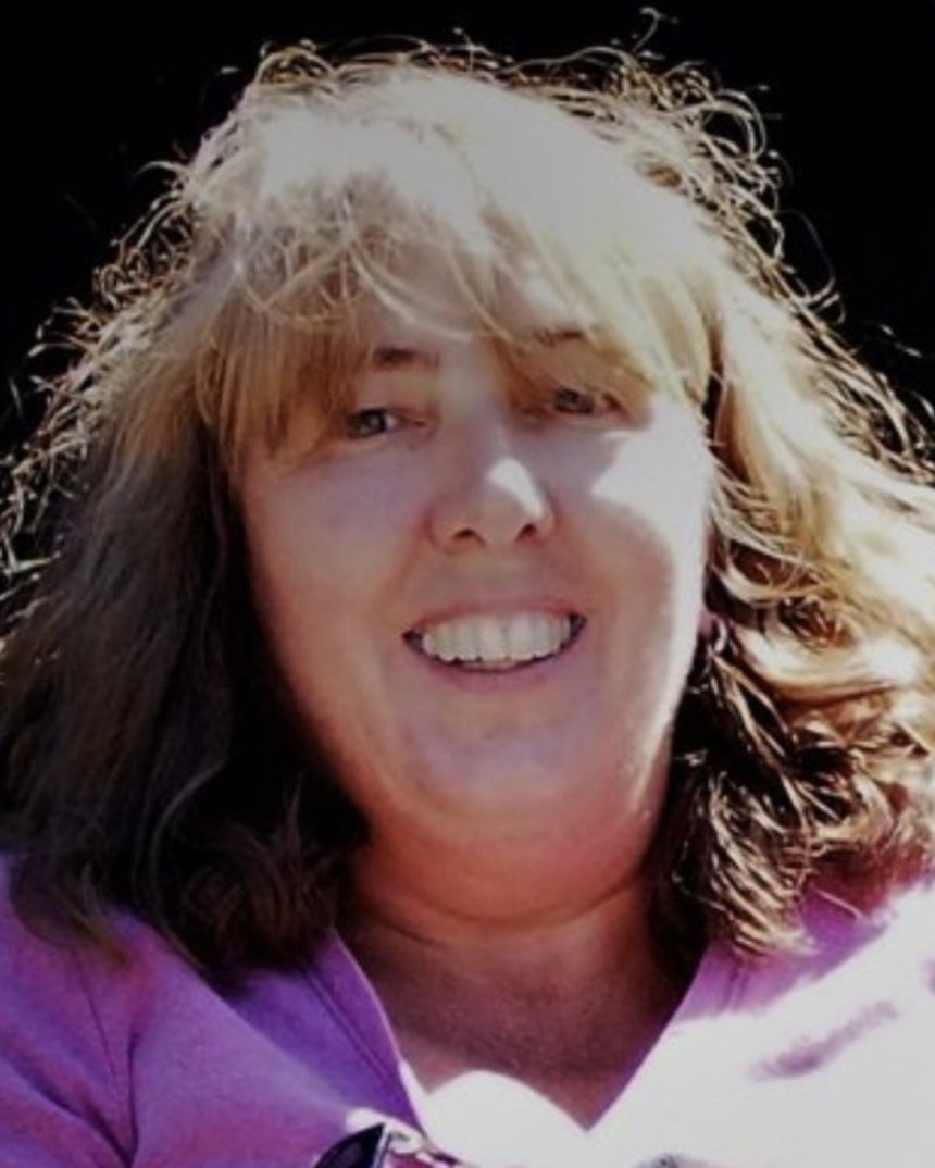 🇺🇸 🔴 HORROR EN OHIO: Madre descubre que la policía busca a su hijo de 13 años por quitarle la vida a la vecina.

En febrero del 2025, Denise Tenpenny, una mujer de 62 años, fue encontrada sin vida en su cama por su propio hermano. Estaba cubierta con una almohada y la escena