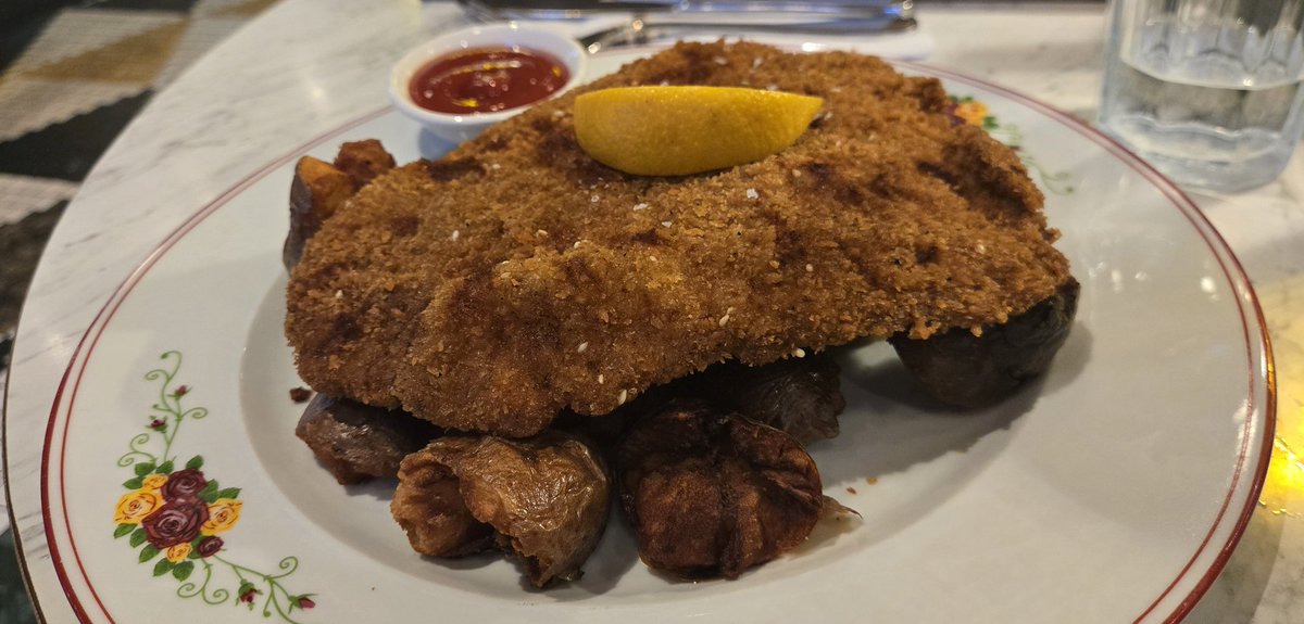 Harriscandoit's tweet image. #porksnitzel with crushed #potatoes for #dinner. This was an exellent combo and the Snitzel breading was really well seasoned.  #foodphotography #toronto