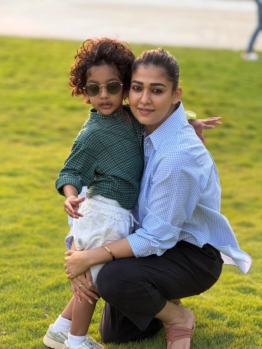 SathsaraniSew's tweet photo. Mamma &amp; her boyz 😎♥️💥 https://t.co/ROvM1TEsPz