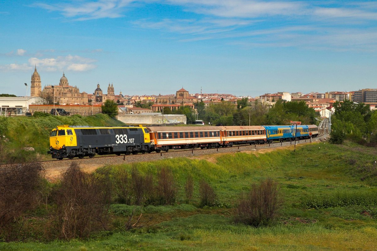 tren251's tweet photo. El tren "Río Águeda" de @AAFMadrid pasando por Bif. Serna, con el skyline de Salamanca de fondo https://t.co/qcQrKHOnvu