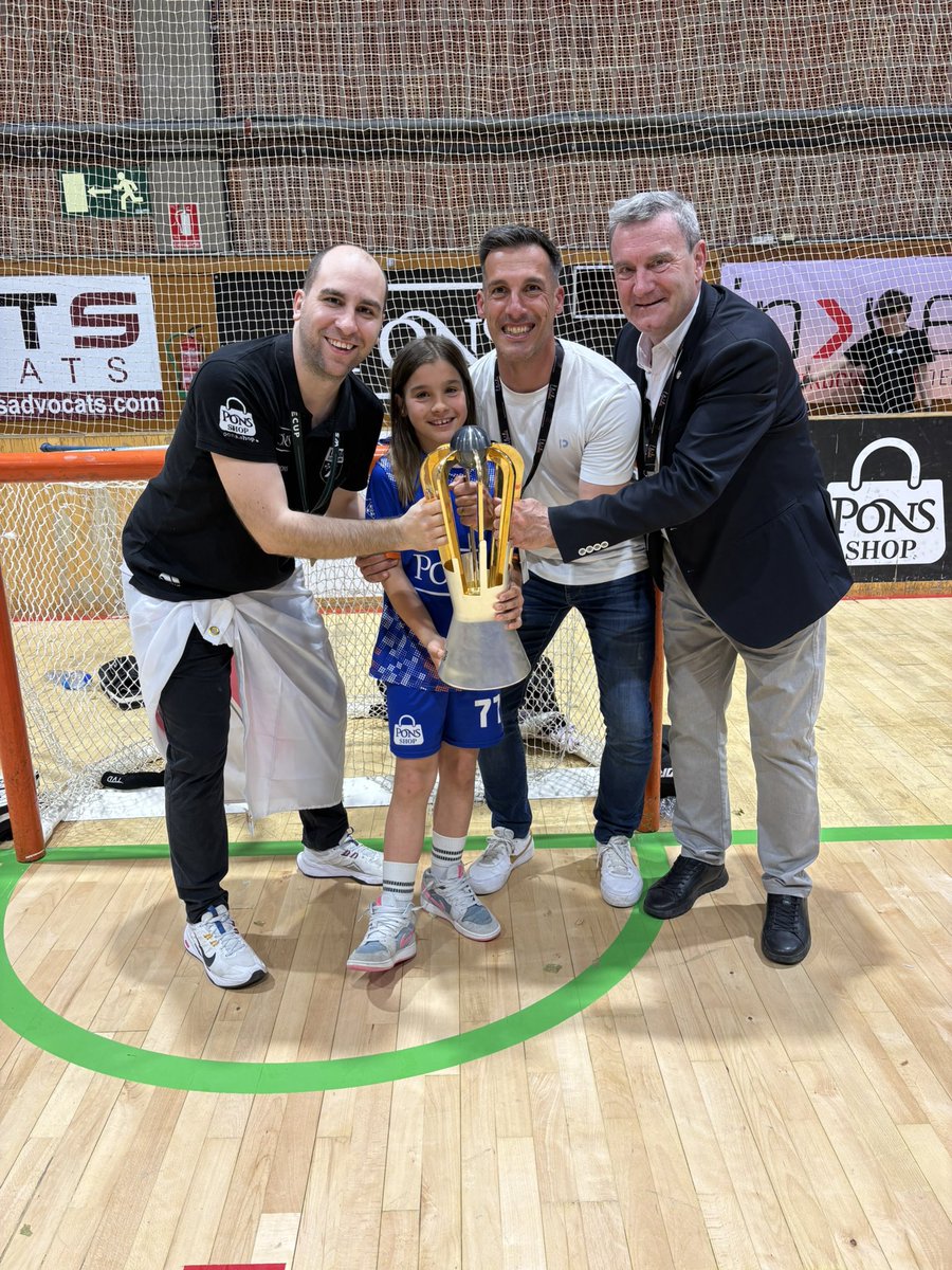 XavierEstradaF1's tweet image. CAMPIONS de la 4a WS Europe Cup!!! 💙💙
Orgull d’aquest equip que no para de fer història.

Treball brutal liderat per l’Edu @eduamat24, una directiva compromesa @LleidaLlista, jugadors que s’ho deixen tot, staff, families… i col.laboradors #hoquei #esport #lleida
