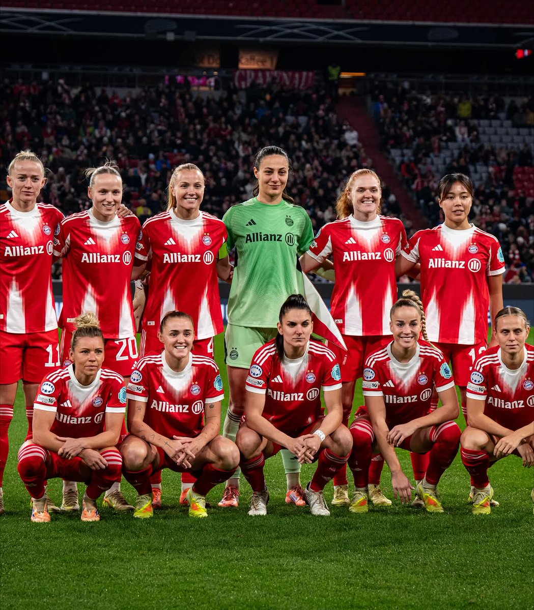 GiuliaGwin53301's tweet photo. Bayern Munich women team 🇩🇪⚽💪😏 https://t.co/G2U5pkM9Gw