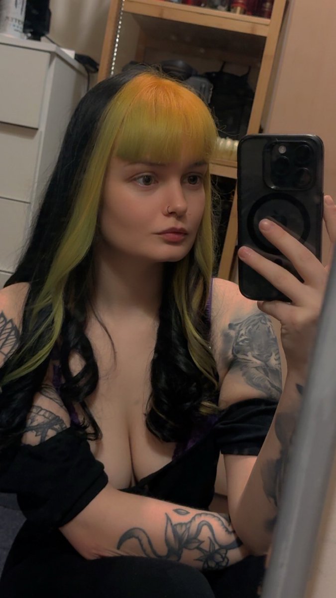 Kxthrynnnn__'s tweet image. Which desperate little piggy wants to empty their wallet 😈 I’m waiting DMs are open #findom #paypig