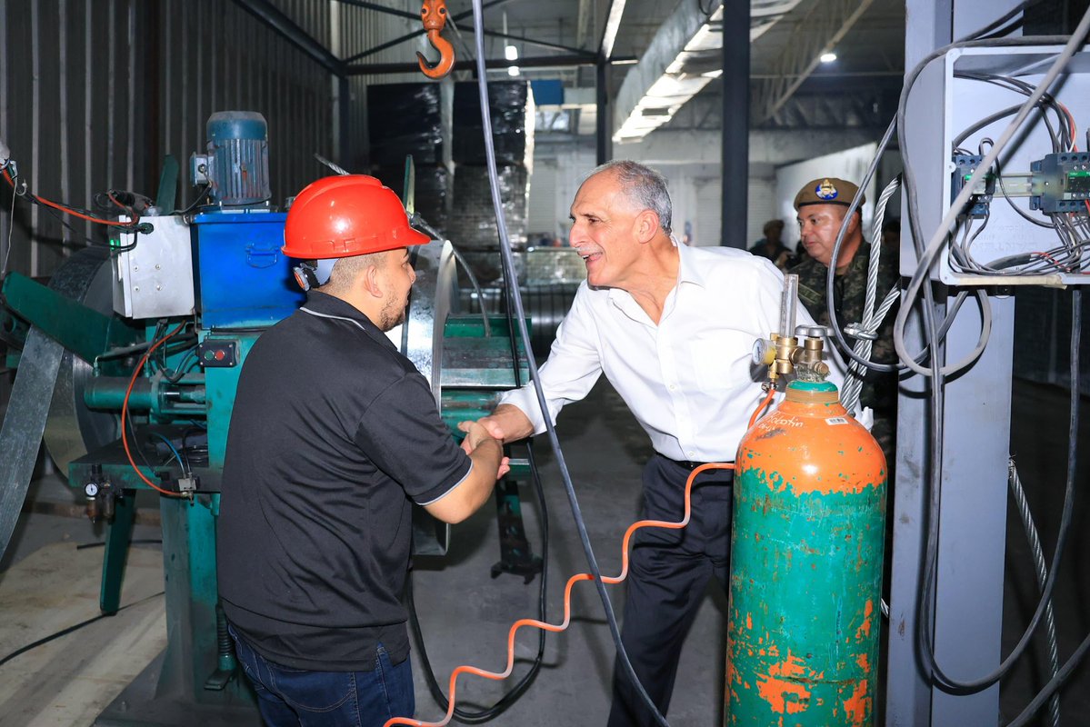 #NasryAsfura recorrió la ZIP El Porvenir en El Progreso, donde destacó el potencial industrial de la zona para atraer inversión y generar empleo. Empresarios del sector textil y manufacturero resaltaron las condiciones para seguir impulsando el desarrollo económico del país.
