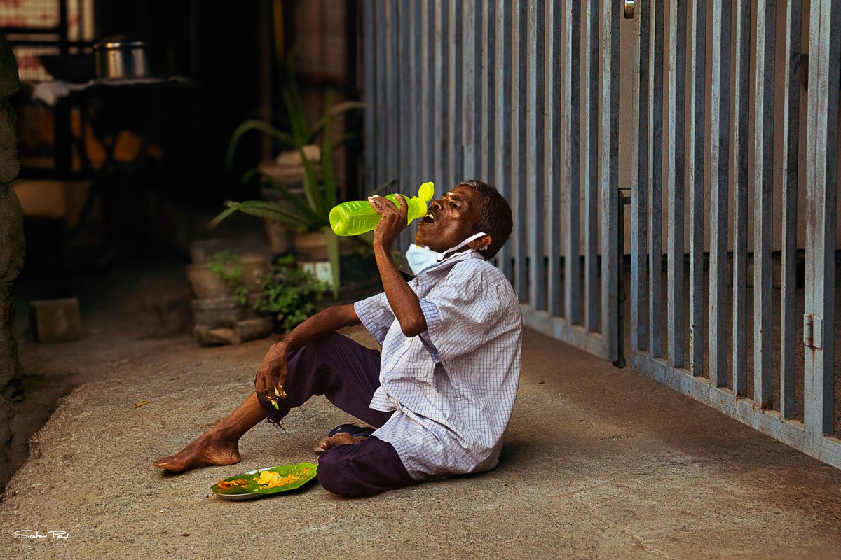 Santanu_pl's tweet photo. Life pauses briefly, held between hunger and quiet satisfaction.
Chennai, Sholinganallur 19/04/2026 07:02 am, a fleeting moment, forever captured.
#streetphotography #chennaistreets #indiastreetphotography #streetportrait #everydayindia #urbanstories https://t.co/WYbSVfPB2b