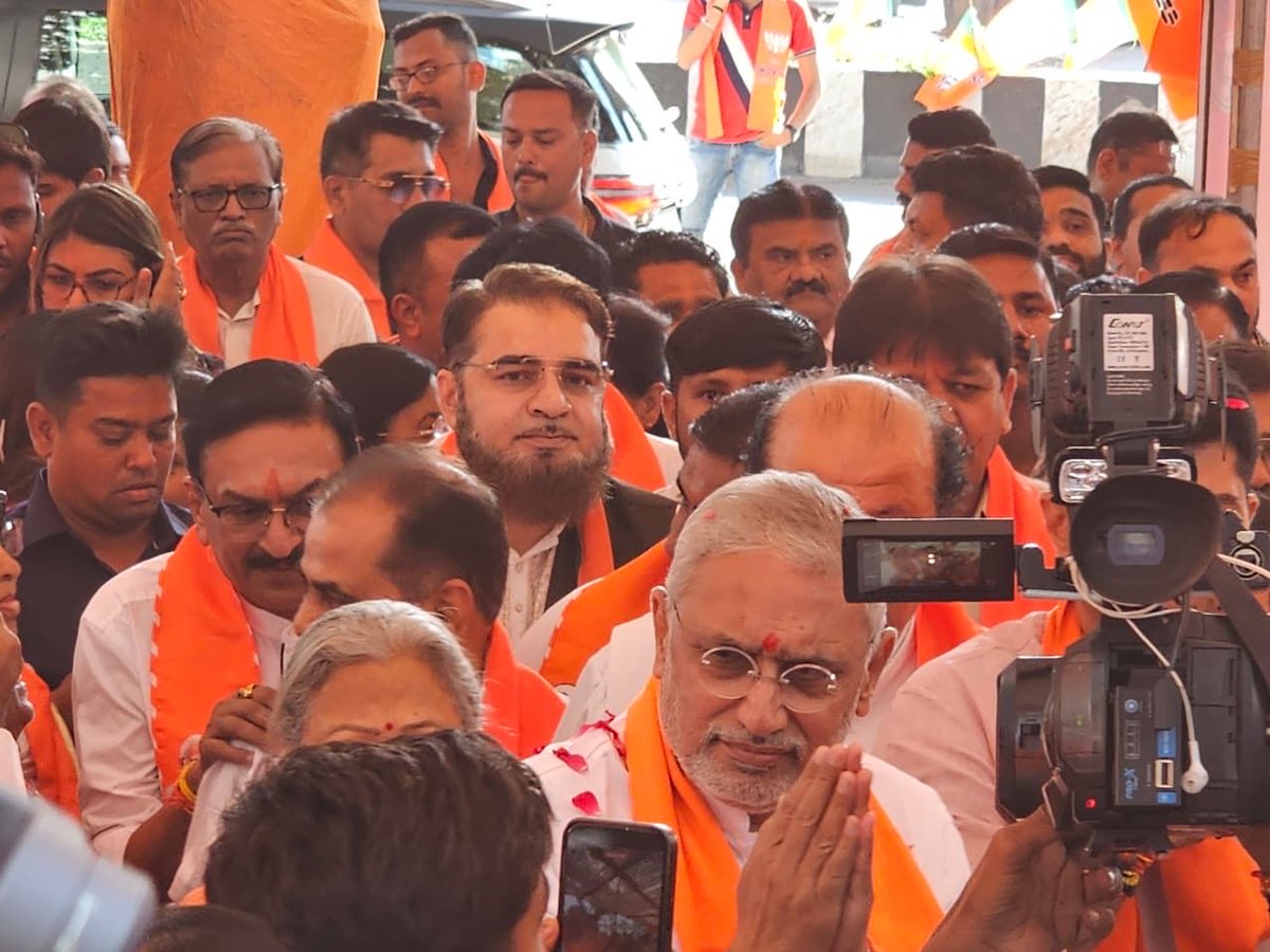 MSufiSaint's tweet photo. अध्यक्ष श्री @BJP4Gujarat   @iJagdishBJP जी के द्वारा आज सुरत में 10, नं वार्ड का कार्यालय उद्घाटन एवं महत्वपूर्ण बैठक में सम्मिलित हुए। 
इस अवसर पर  सूरत महानगर के प्रमुख श्री परेशभाई पटेल, विधायक श्री  पूर्णेशभाई मोदी, श्रीमती दर्शना बेन जर्दोश जी सहित अन्य गणमान्य नेता एवं कार्यकर्ता उपस्थित रहे। प्रमुख श्री का उदबोधन प्रजा लक्षी अत्यंत उत्साहपूर्ण रहा। 
🙏🇮🇳Sufiji
@blsanthosh @sanghaviharsh @ratnakar273