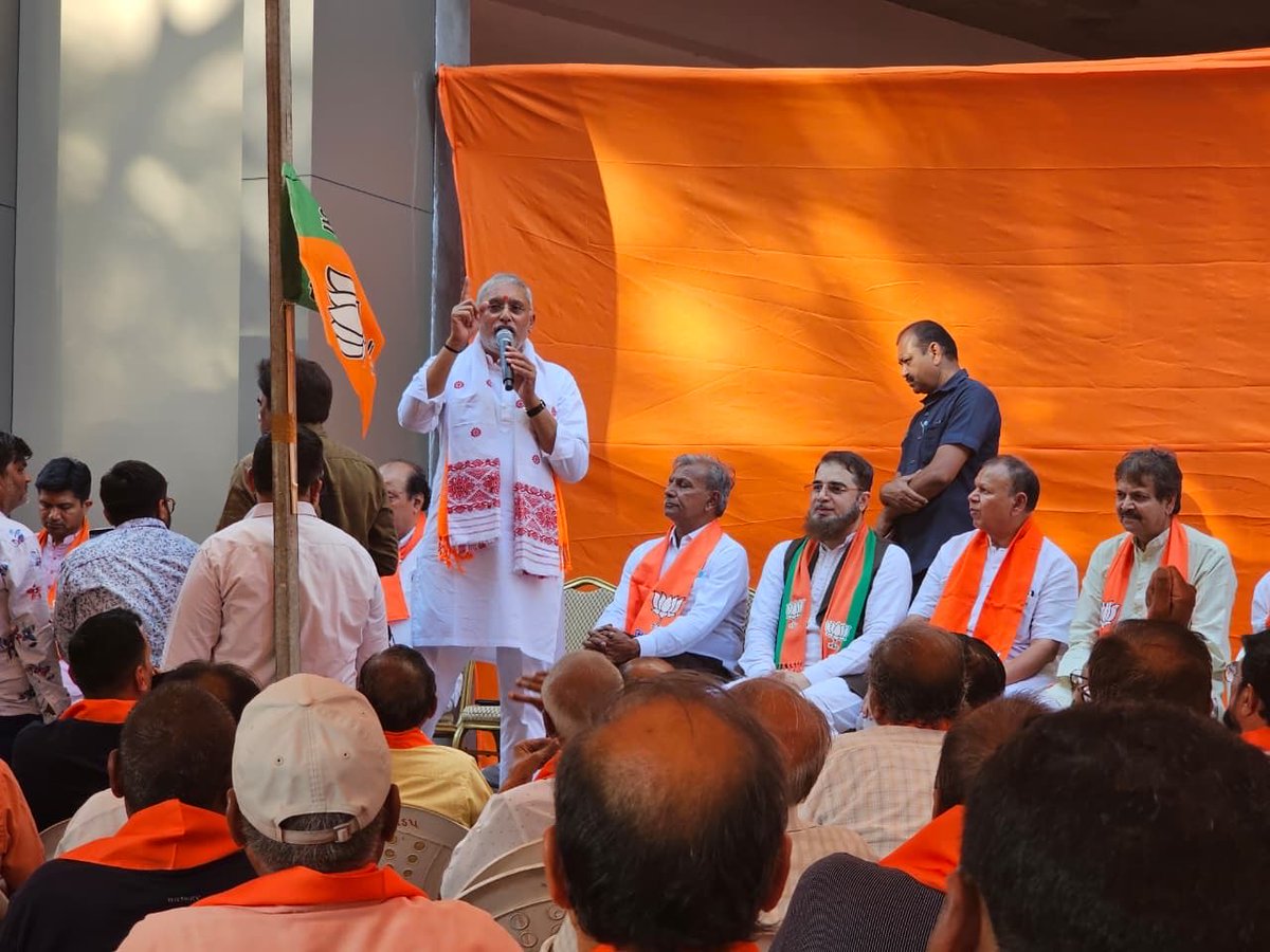 MSufiSaint's tweet photo. अध्यक्ष श्री @BJP4Gujarat   @iJagdishBJP जी के द्वारा आज सुरत में 10, नं वार्ड का कार्यालय उद्घाटन एवं महत्वपूर्ण बैठक में सम्मिलित हुए। 
इस अवसर पर  सूरत महानगर के प्रमुख श्री परेशभाई पटेल, विधायक श्री  पूर्णेशभाई मोदी, श्रीमती दर्शना बेन जर्दोश जी सहित अन्य गणमान्य नेता एवं कार्यकर्ता उपस्थित रहे। प्रमुख श्री का उदबोधन प्रजा लक्षी अत्यंत उत्साहपूर्ण रहा। 
🙏🇮🇳Sufiji
@blsanthosh @sanghaviharsh @ratnakar273