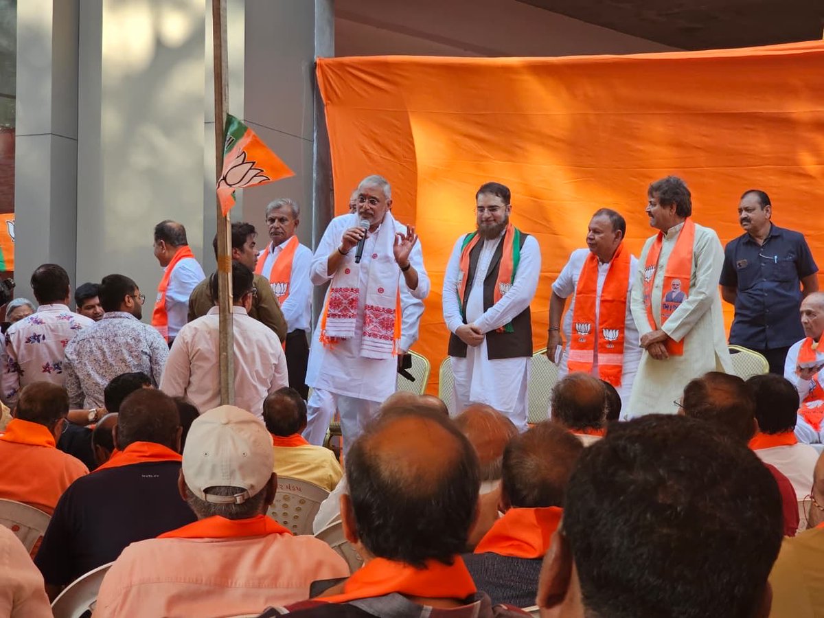 MSufiSaint's tweet photo. अध्यक्ष श्री @BJP4Gujarat   @iJagdishBJP जी के द्वारा आज सुरत में 10, नं वार्ड का कार्यालय उद्घाटन एवं महत्वपूर्ण बैठक में सम्मिलित हुए। 
इस अवसर पर  सूरत महानगर के प्रमुख श्री परेशभाई पटेल, विधायक श्री  पूर्णेशभाई मोदी, श्रीमती दर्शना बेन जर्दोश जी सहित अन्य गणमान्य नेता एवं कार्यकर्ता उपस्थित रहे। प्रमुख श्री का उदबोधन प्रजा लक्षी अत्यंत उत्साहपूर्ण रहा। 
🙏🇮🇳Sufiji
@blsanthosh @sanghaviharsh @ratnakar273