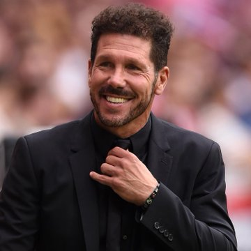 دييغو سيميوني يتصدر قائمة المرشحين لتولي تدريب تشيلسي. المدرب الأرجنتيني، المعروف بشخصيته القوية وأسلوبه التكتيكي الصارم، أصبح الاسم الأبرز على طاولة إدارة النادي اللندني لقيادة المشروع الجديد في المرحلة القادمة.. سيميوني، الذي صنع تاريخًا كبيرًا مع أتلتيكو مدريد، قد يكون على موعد مع تجربة مختلفة تمامًا في الدوري الإنجليزي، حيث التحدي الأكبر والضغوط لا تتوقف.. في حال إتمام الصفقة، فإن تشيلسي قد يشهد تحولًا جذريًا في هويته داخل الملعب، مع اعتماد أكبر على الانضباط الدفاعي والروح القتالية التي تميز فرق التشولو .. الأيام القادمة ستكون حاسمة فهل نرى سيميوني في البريميرليغ قريبًا؟. المصدر: The Sun 