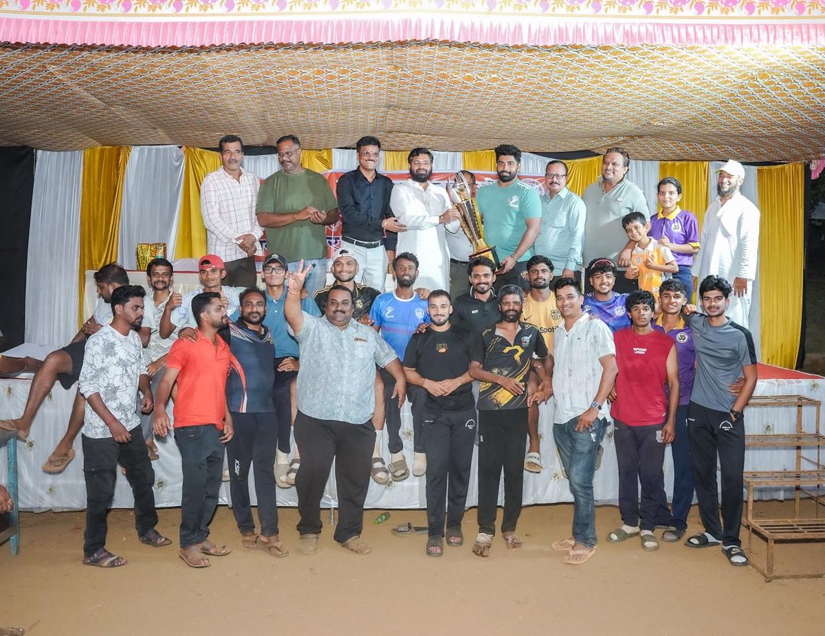 VishalP34751's tweet image. सावंतवाडी येथे एस.एन.आर.आर. ग्रुपतर्फे व सावंतवाडी भाजपाच्या पुरस्कराने आयोजित भव्य लेदर बॉल क्रिकेट स्पर्धेचा बक्षीस समारंभ माझ्या उपस्थितीत उत्साहात पार पडला. यावेळी नगरपरिषदेचे उपनगराध्यक्ष ॲड. अनील निरवडेकर प्रमुख उपस्थित होते.

#CricketCompetition
#क्रिकेटप्रेमी #winners