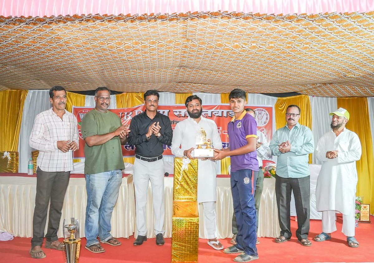 VishalP34751's tweet image. सावंतवाडी येथे एस.एन.आर.आर. ग्रुपतर्फे व सावंतवाडी भाजपाच्या पुरस्कराने आयोजित भव्य लेदर बॉल क्रिकेट स्पर्धेचा बक्षीस समारंभ माझ्या उपस्थितीत उत्साहात पार पडला. यावेळी नगरपरिषदेचे उपनगराध्यक्ष ॲड. अनील निरवडेकर प्रमुख उपस्थित होते.

#CricketCompetition
#क्रिकेटप्रेमी #winners