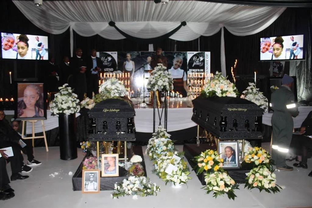 dailysunsa's tweet image. 🕊️ Three Vryburg High School pupils laid to rest after horror crash near Delareyville. Mathope Kitso Lopang, Mtshengu Remofiloe Mbalenhle &amp;amp; Enica Nombela (17) died when vehicle hit truck.  #RIP #Delareyville #NorthWest snl24.com/dailysun/news/…
