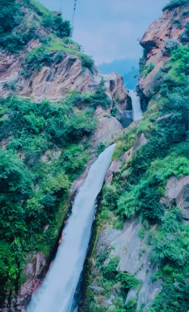 bhattispeaks_1's tweet image. A gentle flow from heights above,
As peaceful as a nesting dove.

The trees are quiet, the sky is grey,
A lovely, calm, and misty day.
#Mountains
#Waterfall
#Calmness