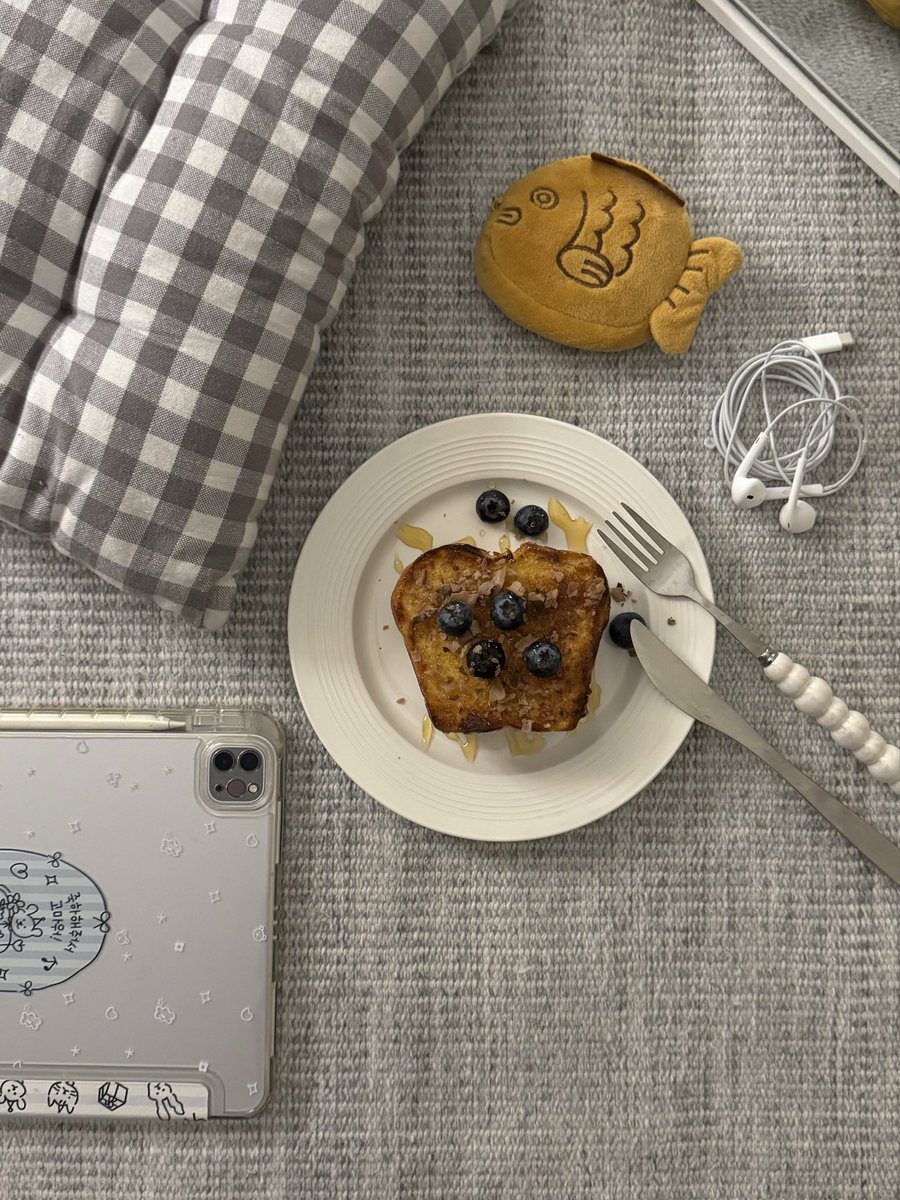 French toast at night 🍞🫐🍯.