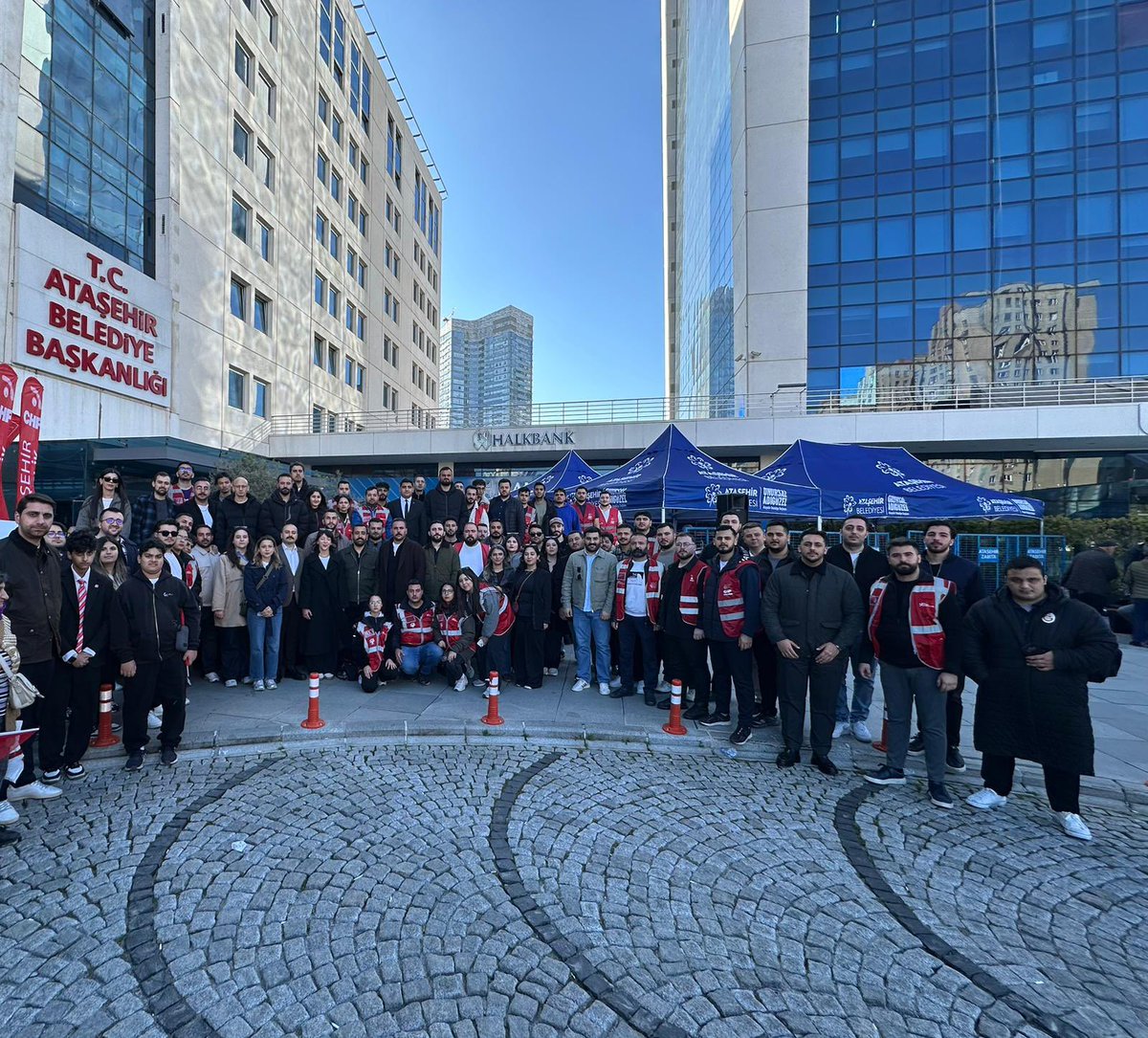 yeniatagenc's tweet photo. Buradayız, irademizi de belediyemizi de koruyacağız! https://t.co/IxG2i51aBO