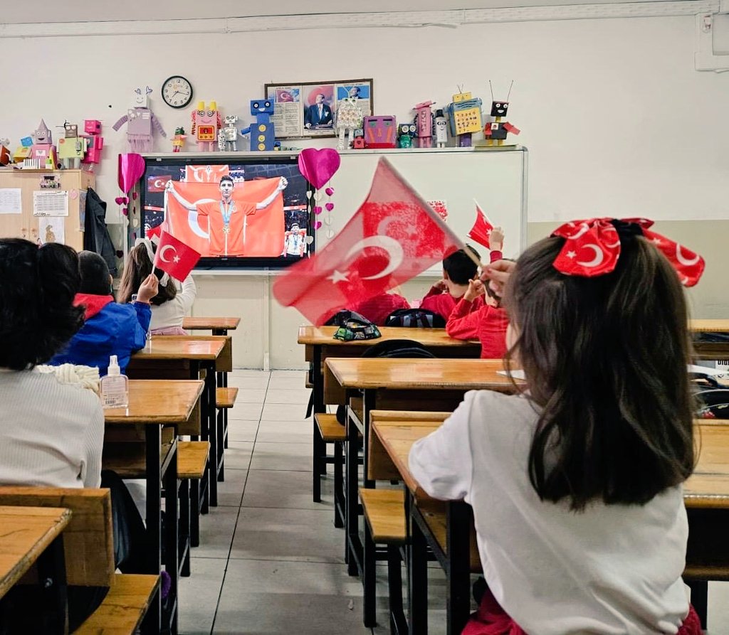 EsenlerIlceMEM's tweet photo. Anne, baba ve öğretmen…

Eğitimle şekillenen köklü mirası, sevgi ve sorumlulukla yarınlara taşıyor; #EğitimleTekYürek olarak iyi insan yetiştirme idealinde buluşuyoruz.

@tcmeb
@Yusuf__Tekin
@istanbulilmem 
@MucahitYentur 
@feyz65 https://t.co/jAoazs3PvB