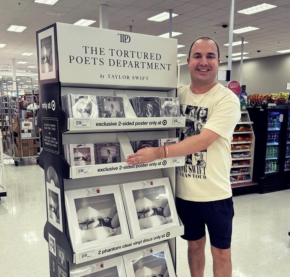 SwiftHernandez's tweet photo. @taylornation13 @taylorswift13 Happy ✌🏼 years to TTPD! 🤍🤍 https://t.co/s06IQ99qeN