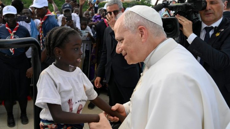 vaticannews_it's tweet photo. Come insegna Maria, trionfa l'amore e non la guerra. Al Santuario di Mamã #Muxima, antico luogo di culto che sorge lì dove i colonizzatori portoghesi smistavano e persone schiavizzate per deportarle, il #Papa guida la preghiera del Rosario

Leggi qui ⬇️
https://t.co/OdWVHU86Db https://t.co/JecBtWVK1U