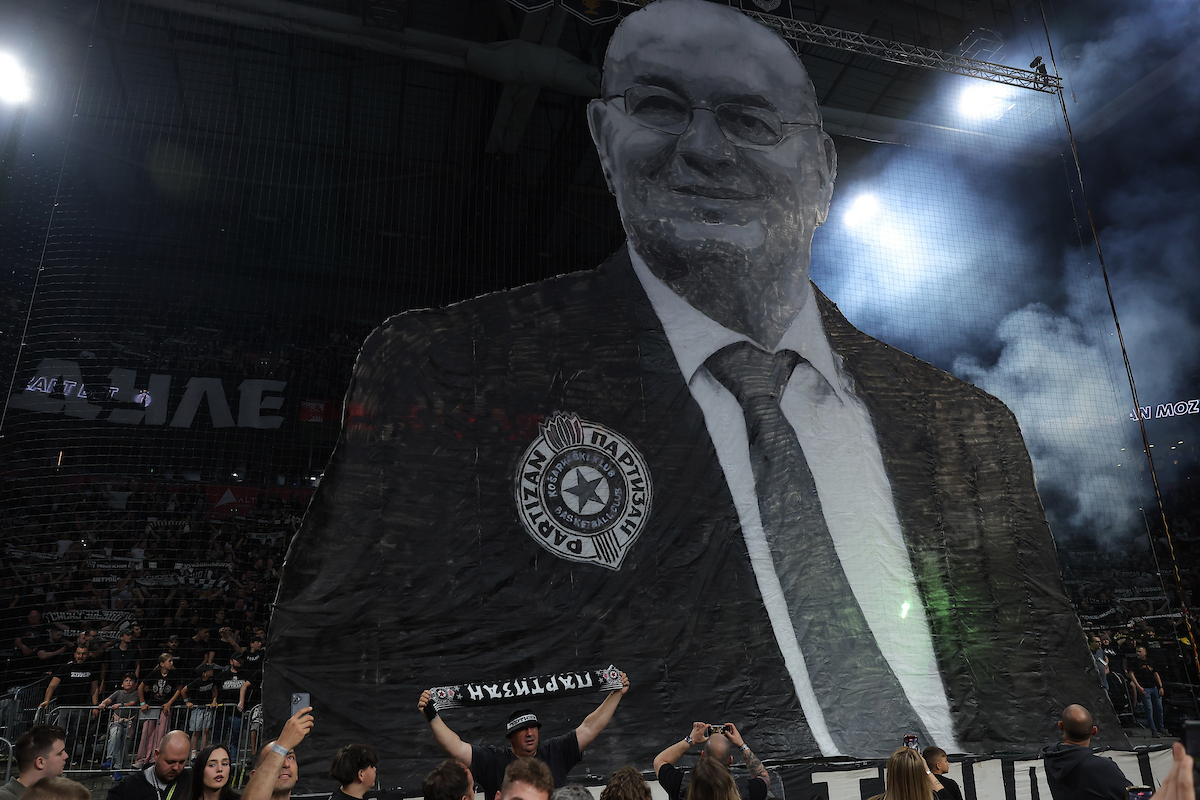 sportklub's tweet photo. Ovo niste mogli da vidite u prenosu: Koreografija za Duška Vujoševića
Pogledajte kako je to izgledalo pred početak „večitog derbija“: https://t.co/pTQ2f9HQOE
#kkp #kkpartizan #partizan #duskovujosevic #abaliga #abaleague #derbi #vecitiderbi https://t.co/4gQ7n0icJh