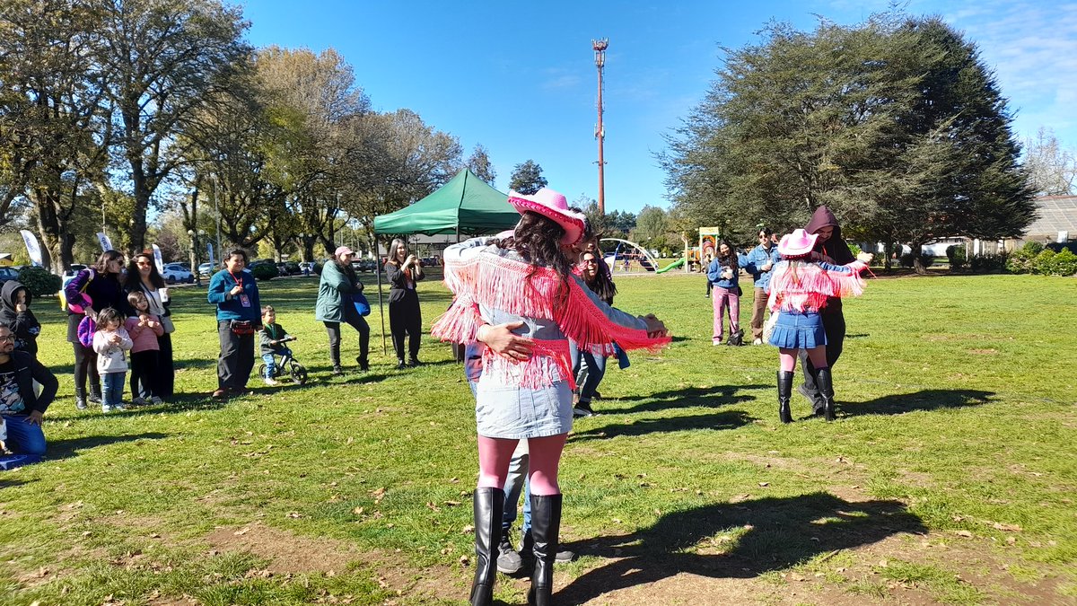 Los invitamos al estreno de la obra de teatro "La chichería de las chicas Chacón" en el Parque Saval de #Valdiviacl por la compañía Las Furias. Próximas funciones hoy domingo a las 15 y a las 17 horas.