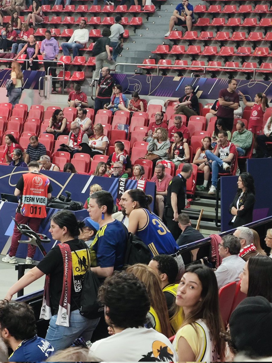 fblikablo's tweet photo. Marta Xargay da Breanna'nın kullanmadığı Fenerbahçe formasıyla tribünlerimizde https://t.co/rNSwftN2Hr