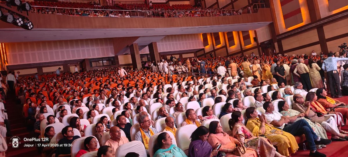 anupjalota's tweet image. Sharing glimpses of a magical evening in Jaipur, where music met soul and every note echoed love and devotion. Grateful for the warmth and energy of the audience 💖✨
#JaipurConcert #LivePerformance #MusicLovers #GhazalNight #SoulfulMusic #LiveMusic #JaipurDiaries #ConcertVibes