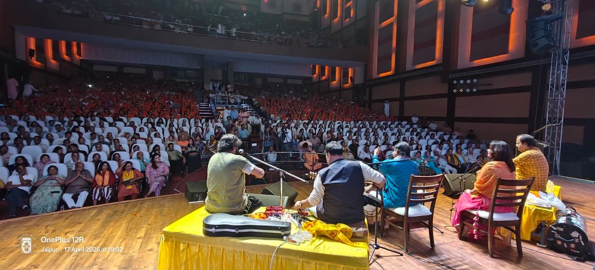 anupjalota's tweet image. Sharing glimpses of a magical evening in Jaipur, where music met soul and every note echoed love and devotion. Grateful for the warmth and energy of the audience 💖✨
#JaipurConcert #LivePerformance #MusicLovers #GhazalNight #SoulfulMusic #LiveMusic #JaipurDiaries #ConcertVibes