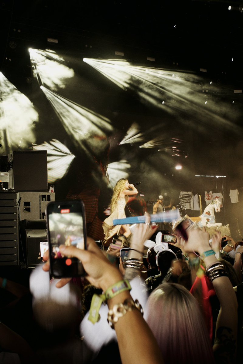 slertpop's tweet photo. @slayyyter bringing it down for weekend 2 at Coachella https://t.co/eFgyPb7Eux