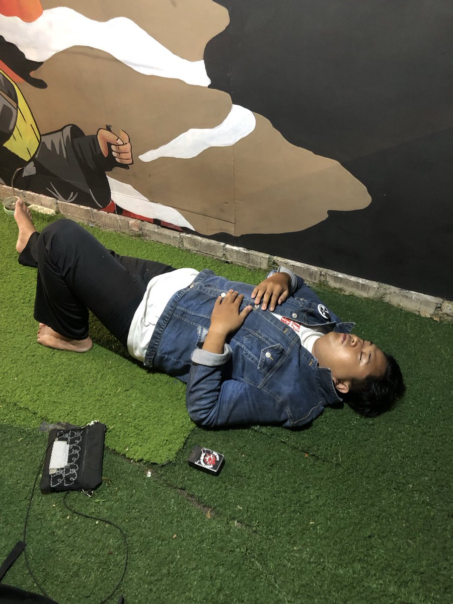 Godzilop's tweet photo. Ada rasa takut untuk di lupakan dan keinginan untuk menjadi sesuatu yang spesial, namun pada akhirnya dia menerima bahwa dirinya hanya menjadi "Pecundang"  @RafiAriansyah_ https://t.co/vh4ZdVYG6X