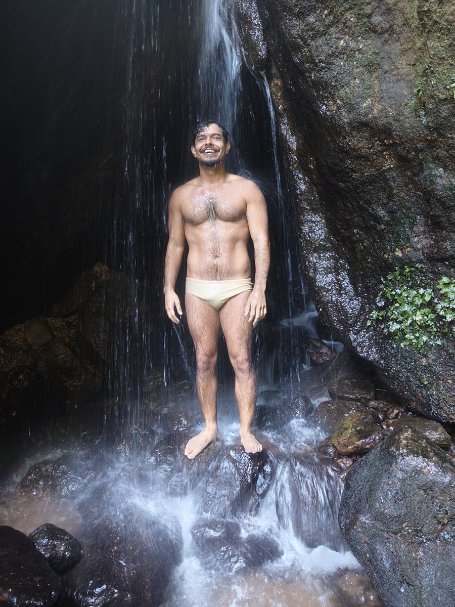 Nas águas de Oxum.
Vim agradecer e me conectar.
Sem mais entorpecer ou desviar a atenção da solidão quando a água quiser desaguar. Sem evitação emocional. Sem anestesia de todo e qualquer caos. 
Ora yê yê ô!
Olha por nós.