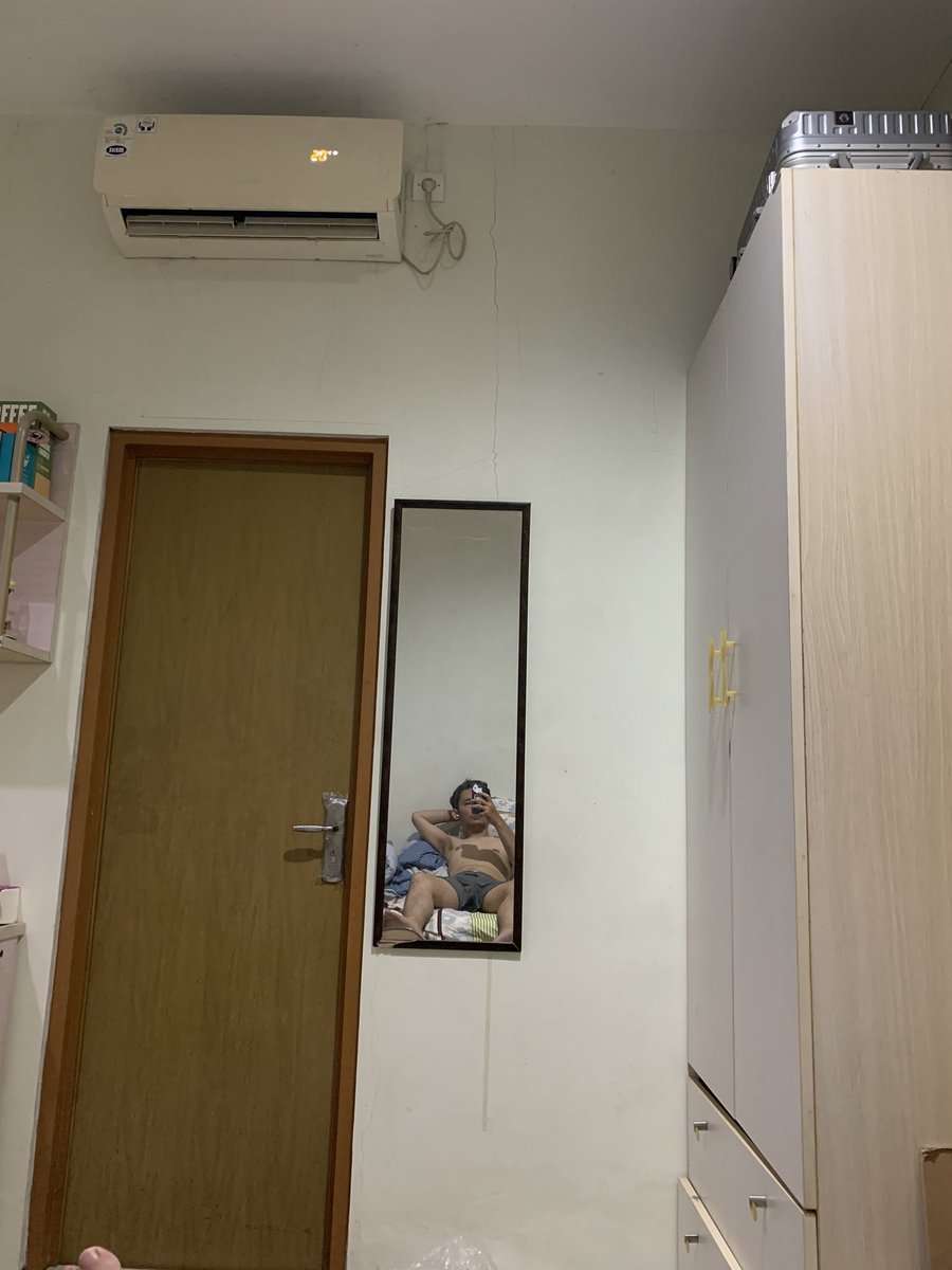 PororoLuu's tweet photo. On ma own way. Thanks, next! https://t.co/WyOrTcVJSZ