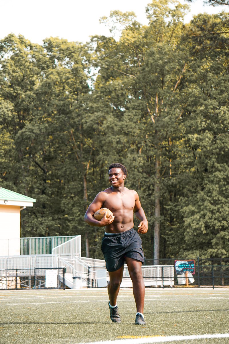 MasonXDillard's tweet image. “Barefoot footwork = different level.

No cleats. No shortcuts. Just balance, control, and real ankle strength.

And none of it matters without the guys up front—one of the best linemen doing work with me 💪 @giovannihowardd 

#MillCreekFootball #Footwork #AthleteDevelopment”