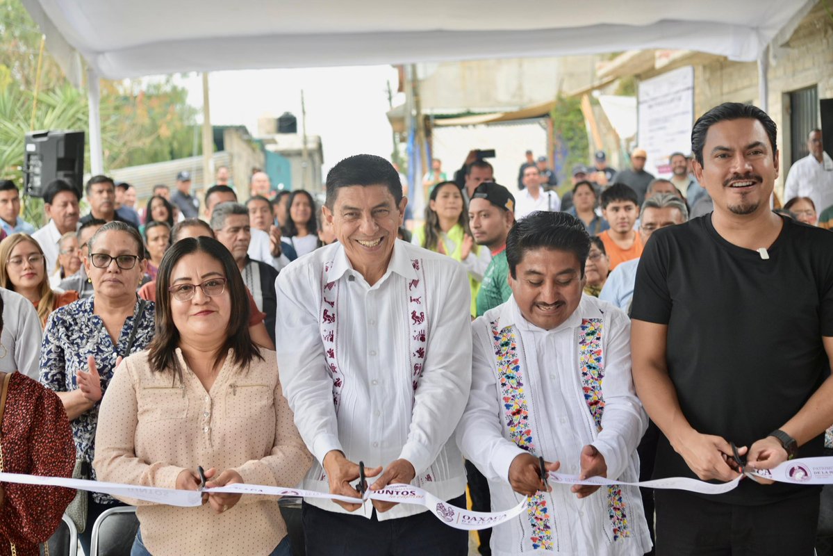 salomonj's tweet image. Con mejores calles, #OaxacaDeJuárez se transforma y eleva la calidad de vida de su gente. 🙌🏽

Inauguramos la remodelación de la calle Zaachila en #SantaRosa Panzacola, resultado del trabajo conjunto con el municipio para construir una ciudad más funcional para todas y todos.