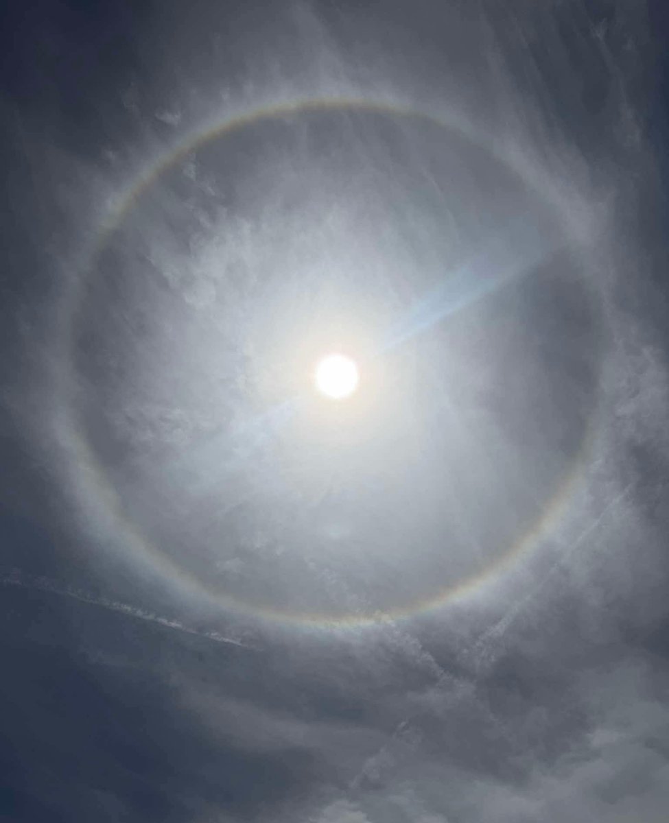 PaulFox13's tweet image. Cool optics in the sky today!
Check out the solar halo over Palmetto. 📷 Colton Goodwin
*A solar halo is an optical illusion that causes a large bright ring to surround the sun. It's caused by refraction of sunlight from ice crystals that make up high clouds. #Florida