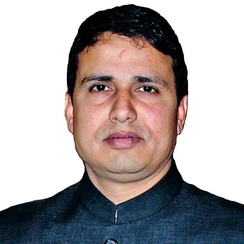 AmatyaParishad's tweet image. यह है इमरान चौधरी @RSSorg के #मुस्लिमराष्ट्रीयमंच का राष्ट्रीय संयोजक, इसे #RSS वालों ने ही जाकिर हुसैन कॉलेज में प्रोफेसर लगवाया है इसने पहला #लवजिहाद सरोज नामक लड़की से किया था जिससे एक सायना नाम की बेटी है उसे छोड़कर यह अब चांदनी चौक की प्रियंका गोयल से निकाह की तैयारी में है।