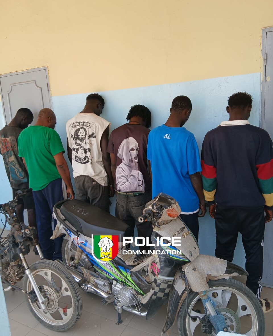 PoliceNationSN's tweet image. Coup de filet de la Sûreté Urbaine de Fatick !  Un réseau de trafic de drogue basé à l'arrêt Jakarta "Ndeye SENE" démantelé. Incroyable : le cerveau dirigeait les opérations depuis la prison de Foundiougne. Bilan : 6 déférés, 500 cornets saisis.
#Kebetu #Proteger #Senegal