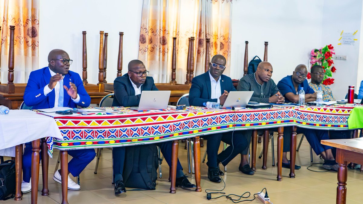 FAOauTogo's tweet photo. À #Atakpamé, l’atelier de validation des modules #MEOR a réunit, du1⃣6⃣-1⃣7⃣/0⃣4⃣, #experts_chercheurs_formateurs dans le cadre de @Afr100_Official financé par @BMZ_Bund et mis en œuvre par @FAOauTogo, pour renforcer durablement la #FormationAgricole_Forestière.
#Restauration
1/3 https://t.co/NMKgq6iOyb