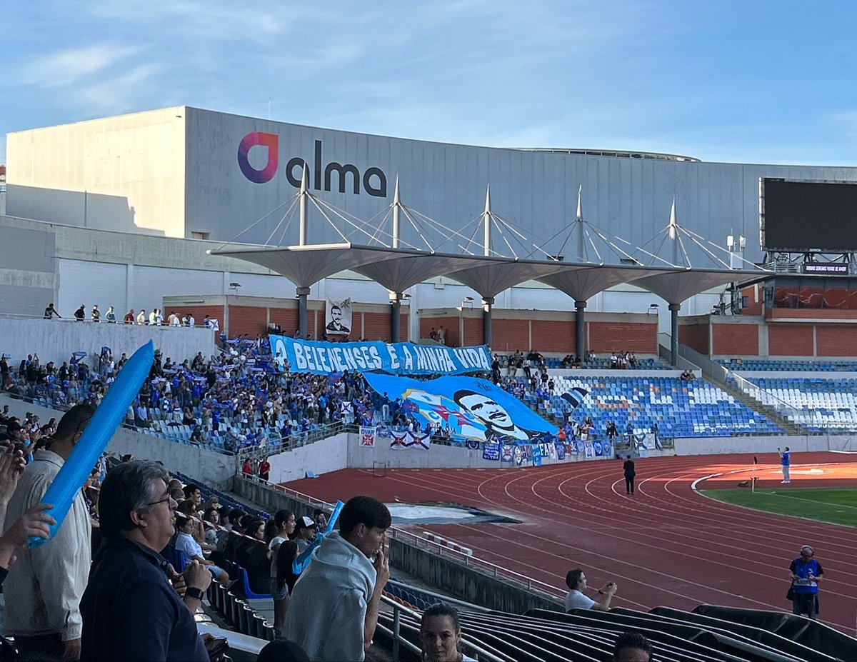 A bonita homenagem dos adeptos do Belenenses a Vicente Lucas 🖤💙