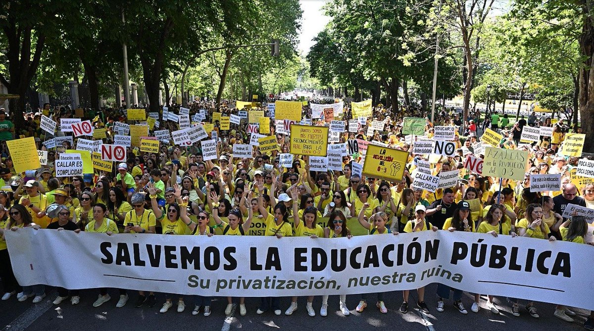 ultras_antifaa's tweet image. #Spain — Thousands of people in Madrid held a demonstration to support public education and to protest cuts to the public school system, which is accused of promoting private schools. 

Teachers, students and public school workers are demanding better working conditions, improved