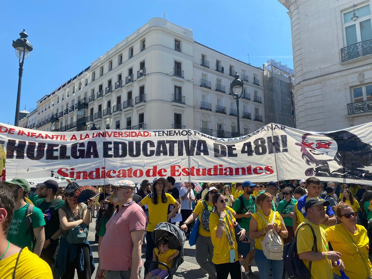 ultras_antifaa's tweet image. #Spain — Thousands of people in Madrid held a demonstration to support public education and to protest cuts to the public school system, which is accused of promoting private schools. 

Teachers, students and public school workers are demanding better working conditions, improved