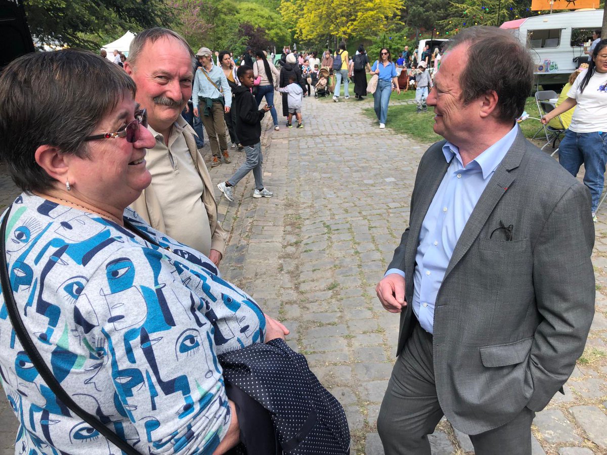 stephane1peu's tweet photo. Des milliers de personnes ce week-end à la traditionnelle fête des tulipes à #SaintDenis.
Un moment joyeux et familial où les enfants sont rois.
Un beau moment ! https://t.co/wohqu9be9s
