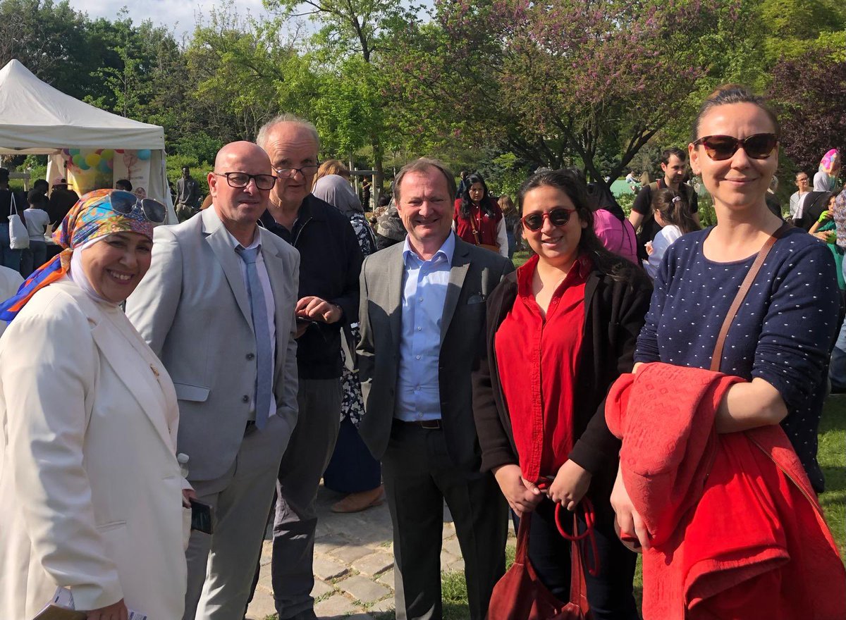 stephane1peu's tweet photo. Des milliers de personnes ce week-end à la traditionnelle fête des tulipes à #SaintDenis.
Un moment joyeux et familial où les enfants sont rois.
Un beau moment ! https://t.co/wohqu9be9s